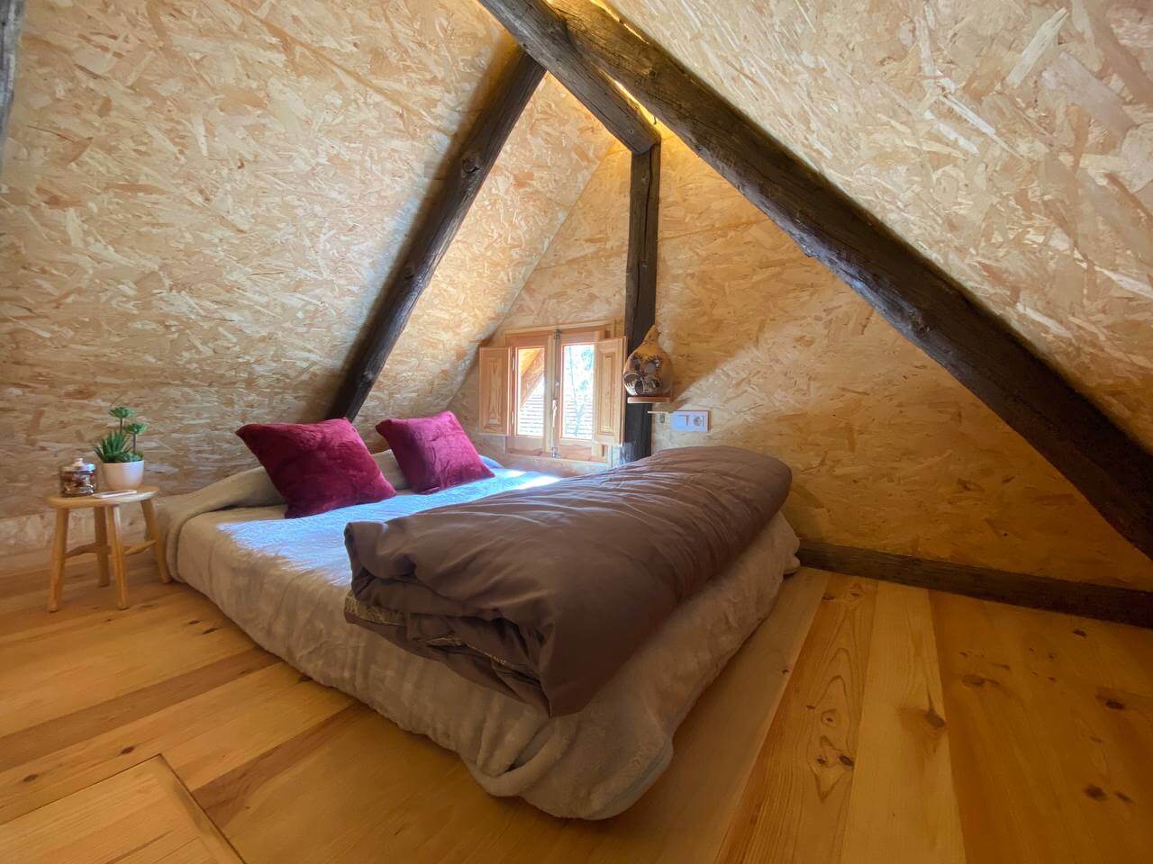 lit double chalet en bois cabane insolite désert des bardenas