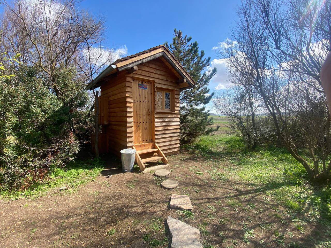 toilette western  chalet en bois cabane insolite désert des bardenas blanca 
