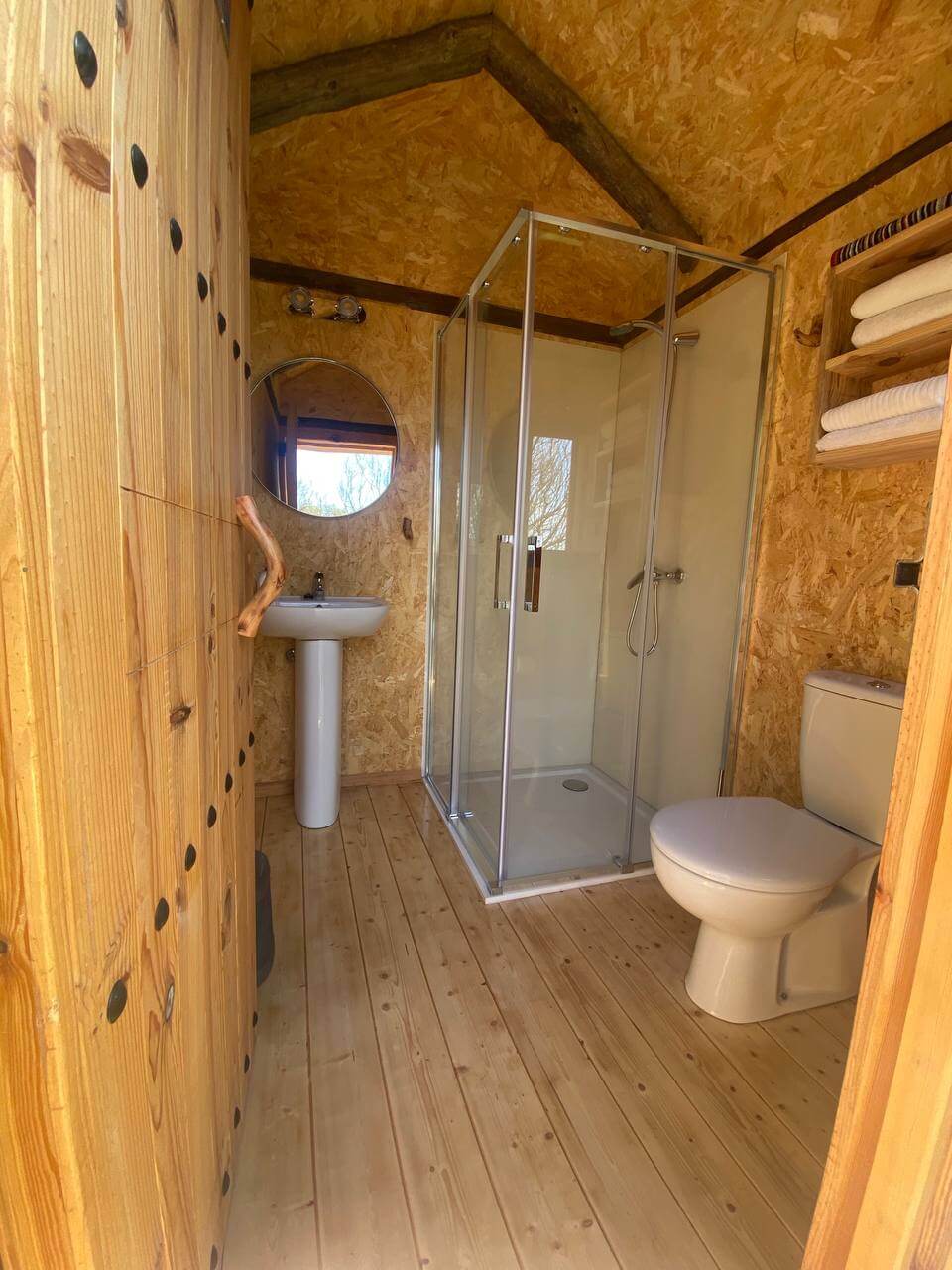 salle de bain chalet en bois cabane insolite désert des bardenas reales