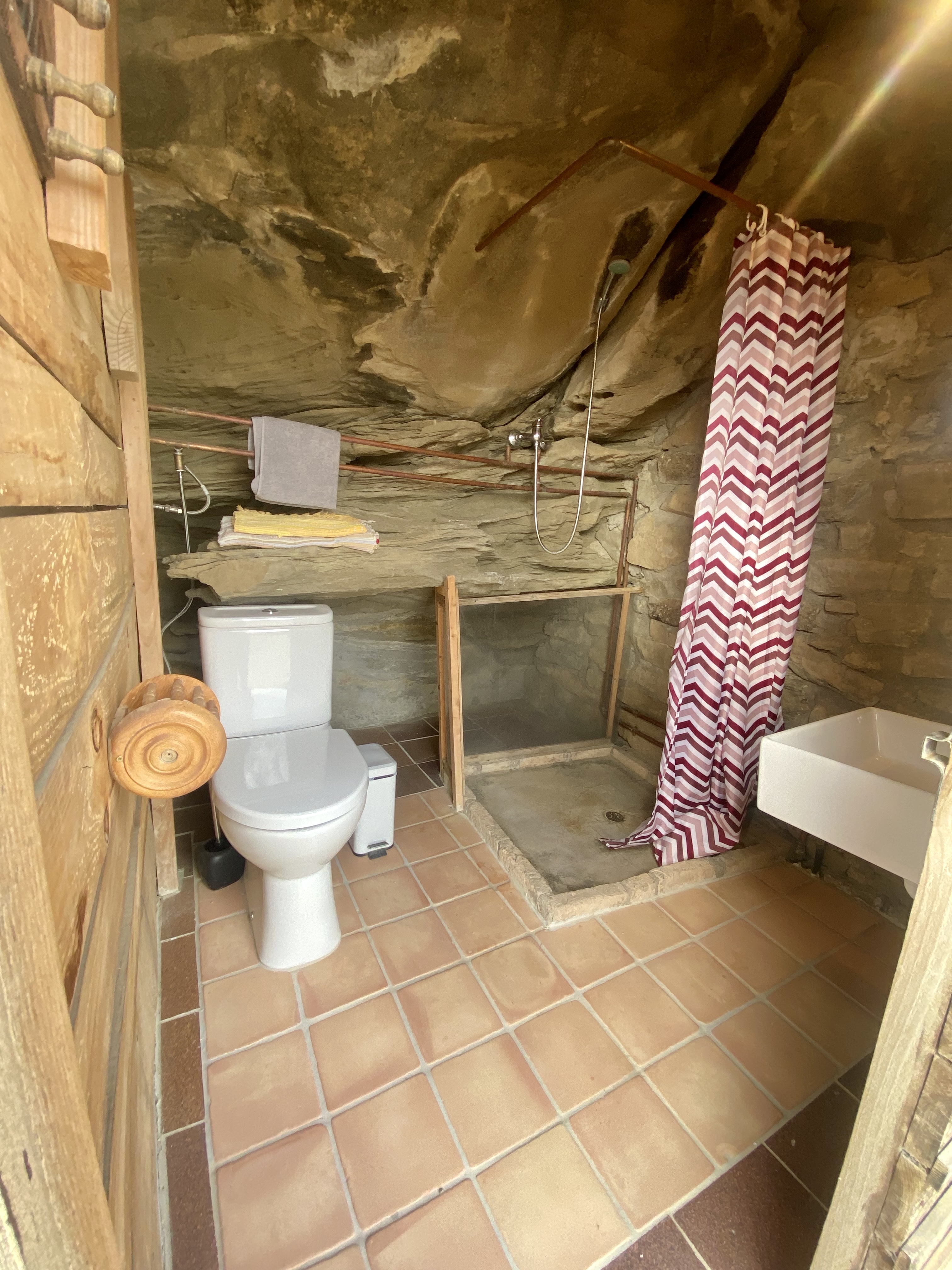 salle de bain sous la pierre bardenas 